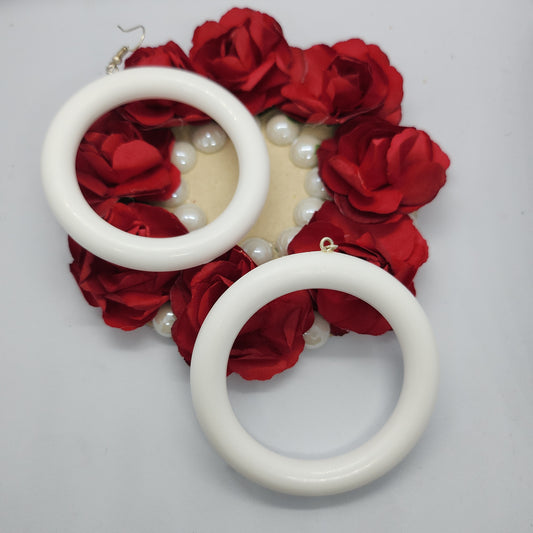 Boucles d’oreilles créoles blanches