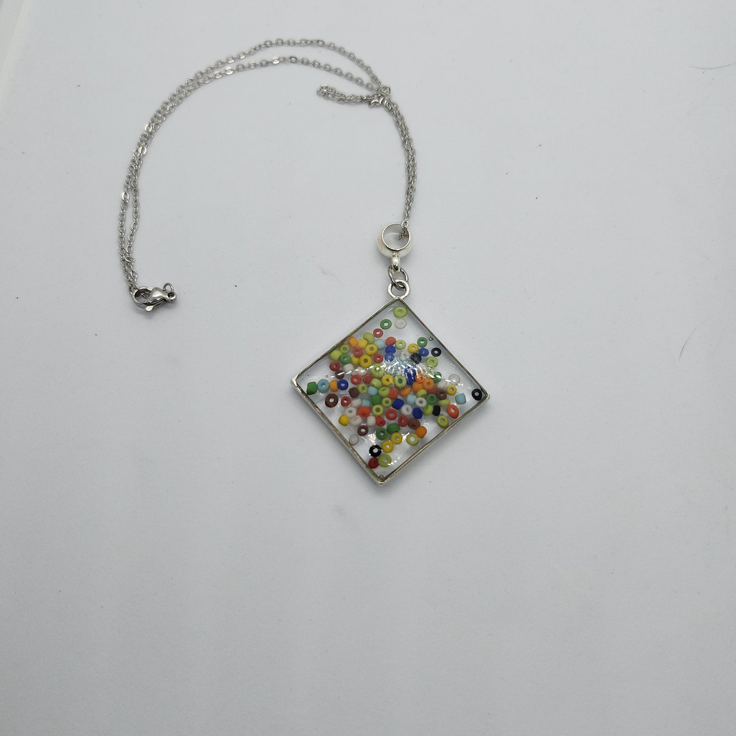 Collier résine perles multicolore