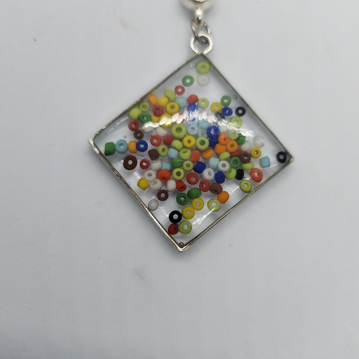 Collier résine perles multicolore