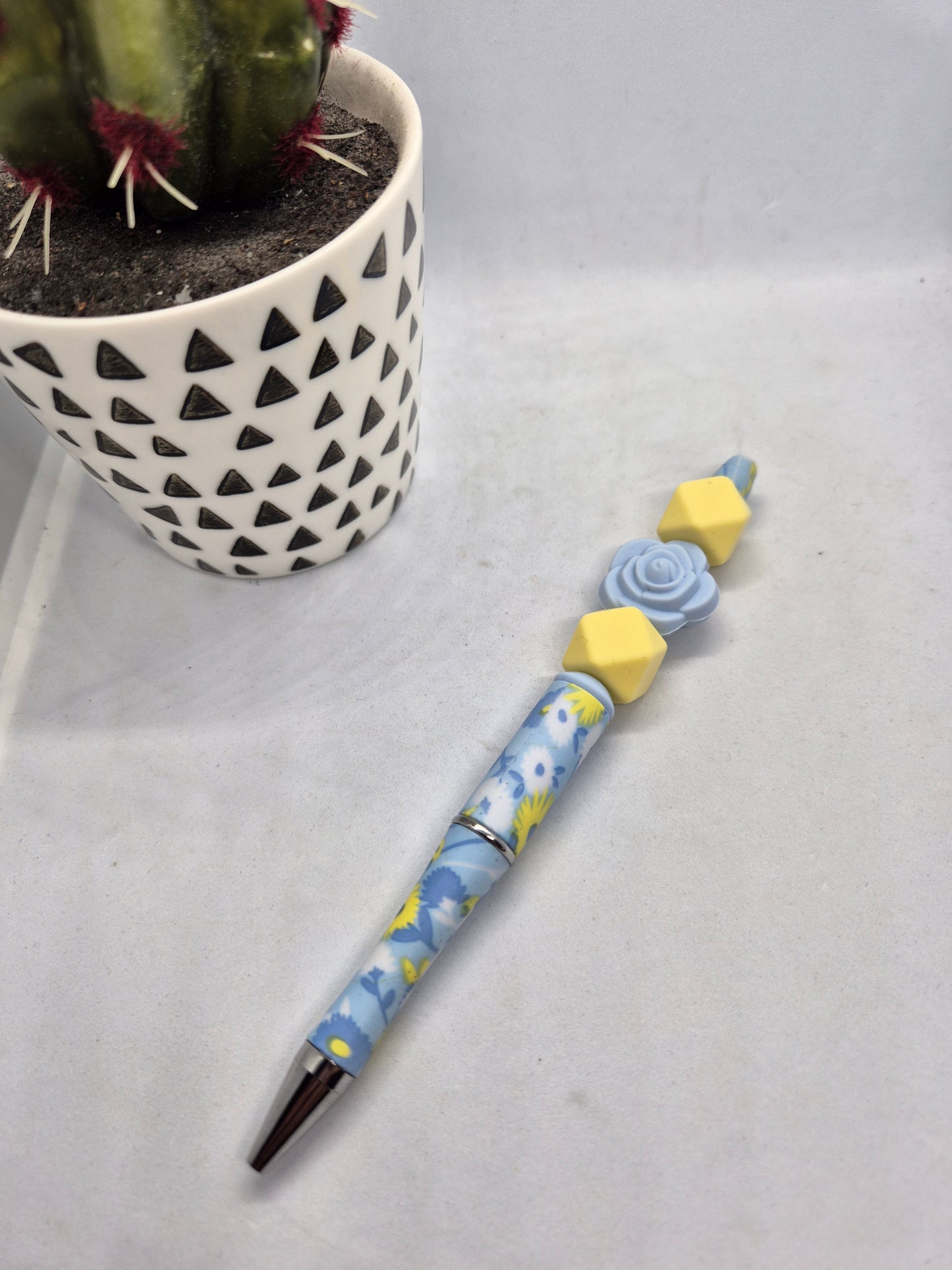 Stylo fleurs jaune et bleu