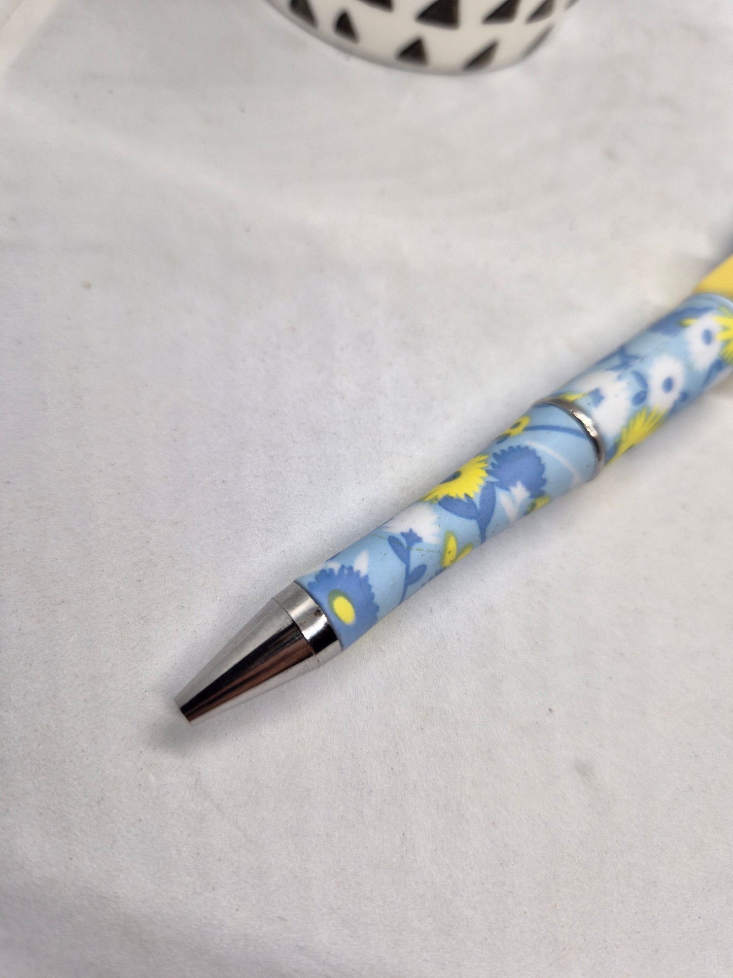 Stylo fleurs jaune et bleu
