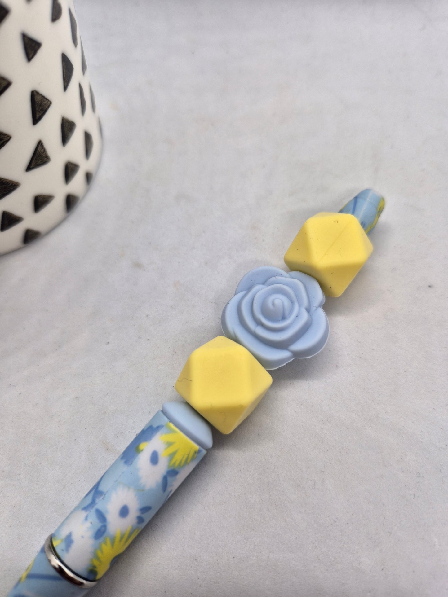Stylo fleurs jaune et bleu