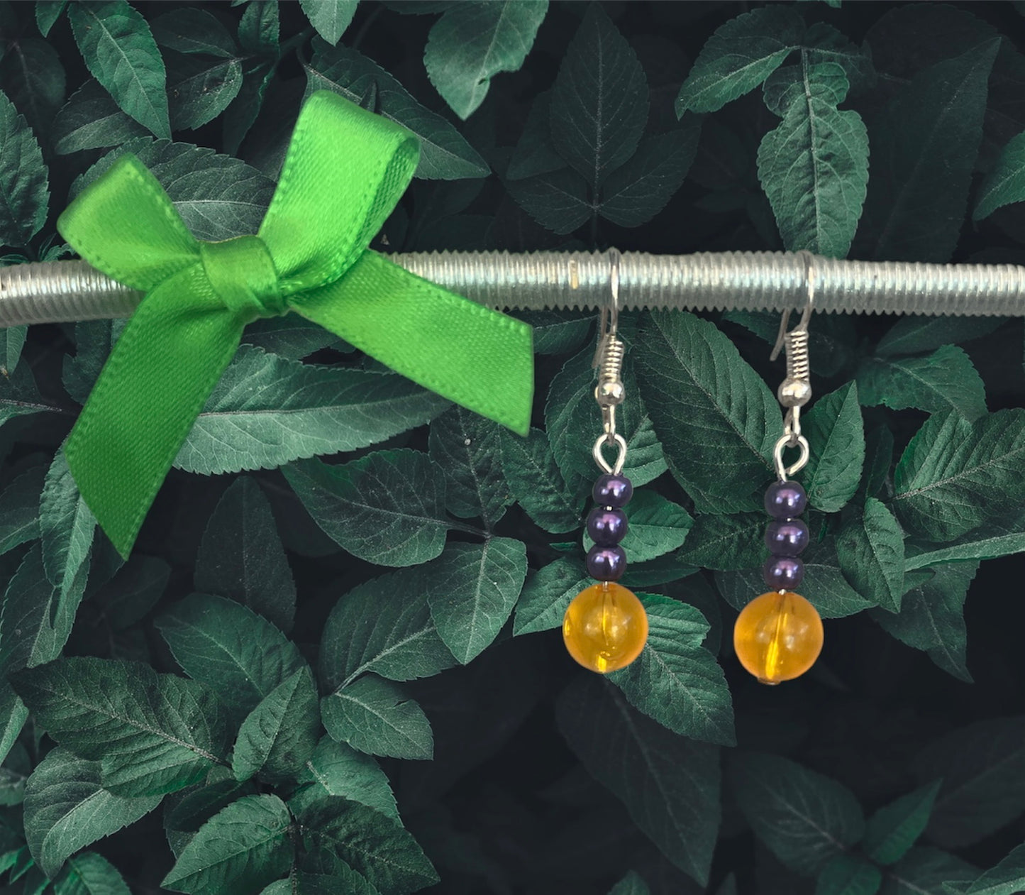 Boucles d’oreilles violettes et oranges
