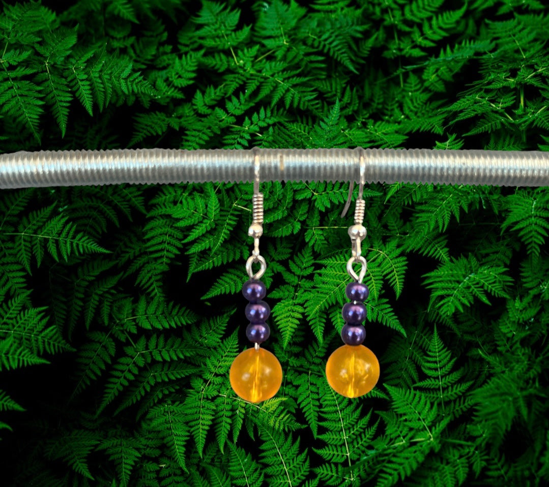 Boucles d’oreilles violettes et oranges