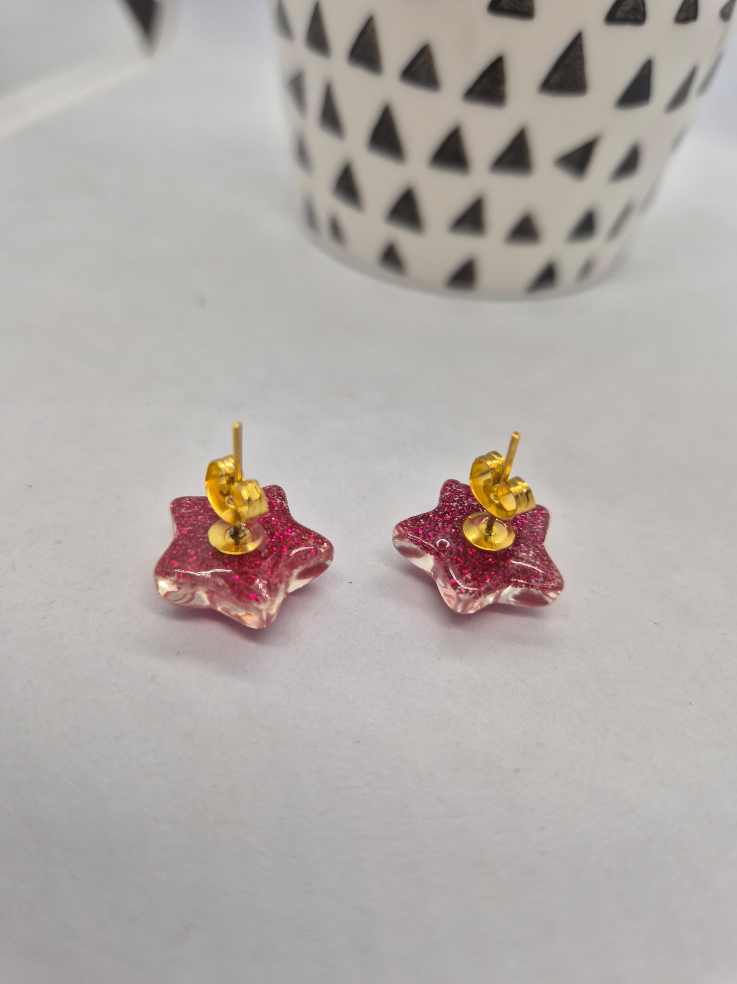 Boucles d'oreilles étoiles fushia en résine