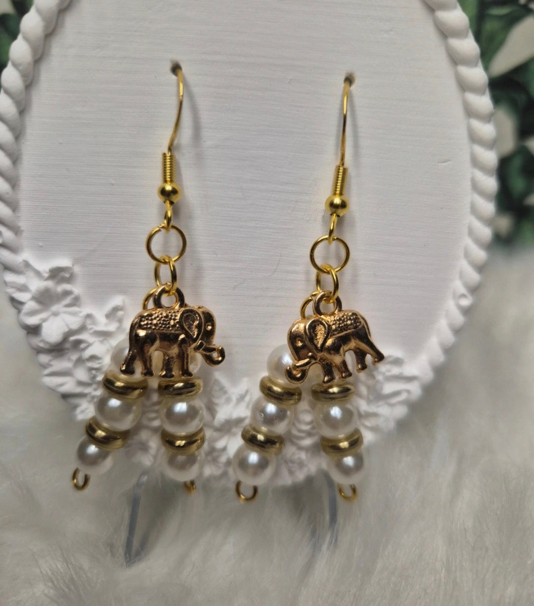 Boucles d'oreilles Perles nacrées écru et perles dorées- breloques éléphants 🦻✨🐘 #Bijoux #Bouclesdoreilles #Perles #Éléphants