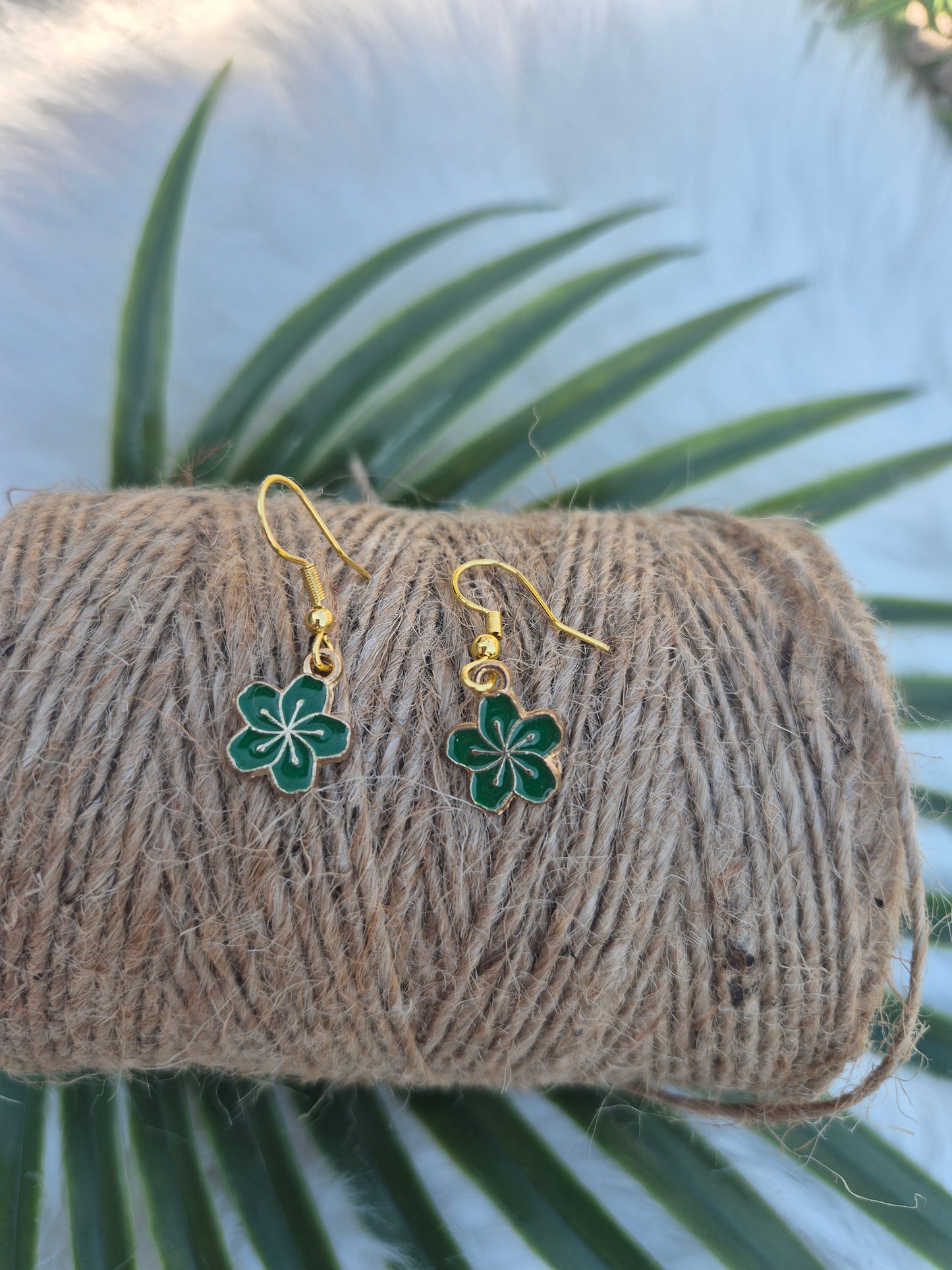 Boucles d’oreilles fleurs vert et doré 🌸🌺 #Bijoux #Fleurs #Mode