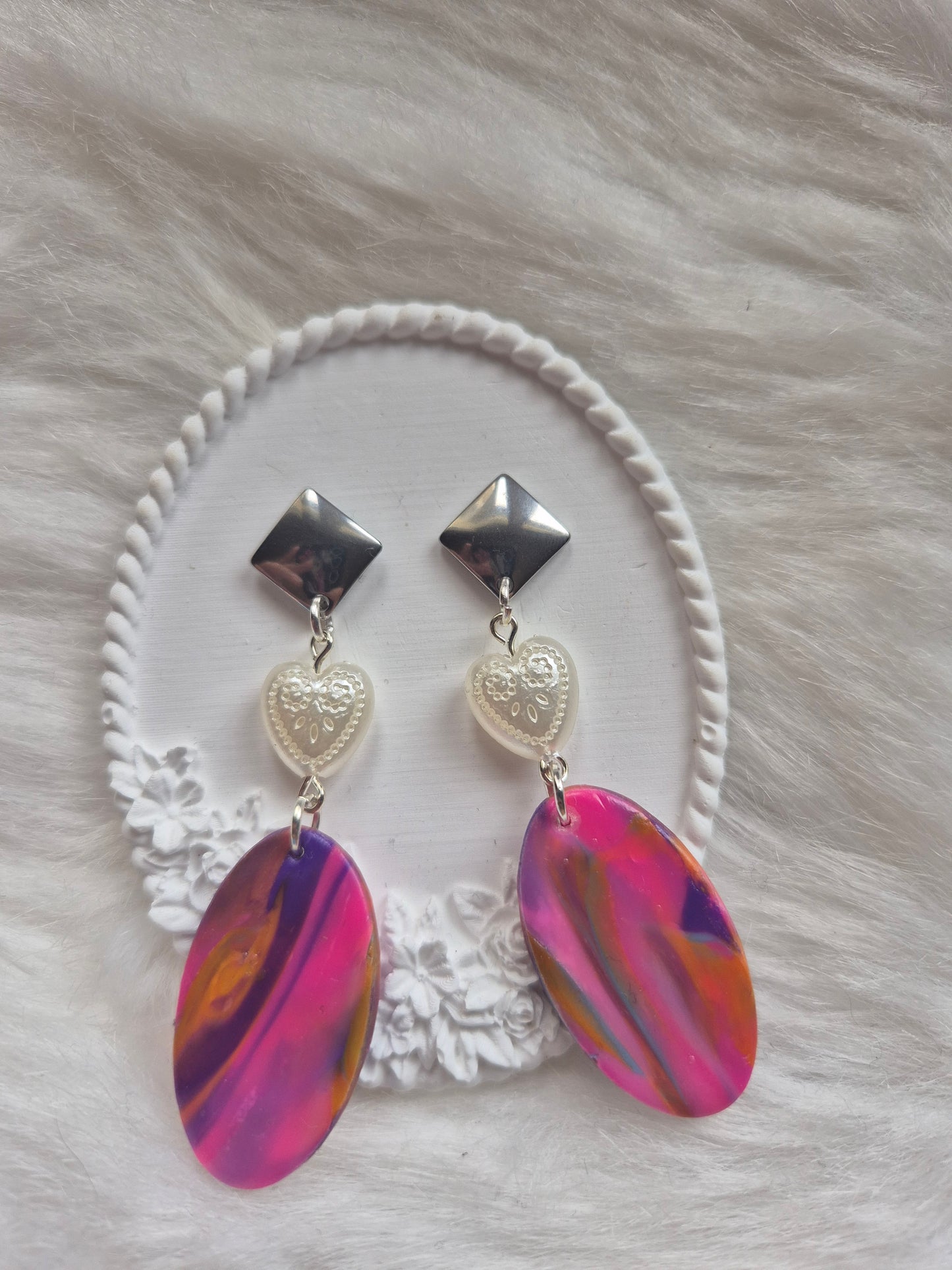 Boucles d'oreilles pate polymère multicolore, perles cœurs nacrées blanches 💖✨ #Bijoux #Créations #Coeurs #Perles