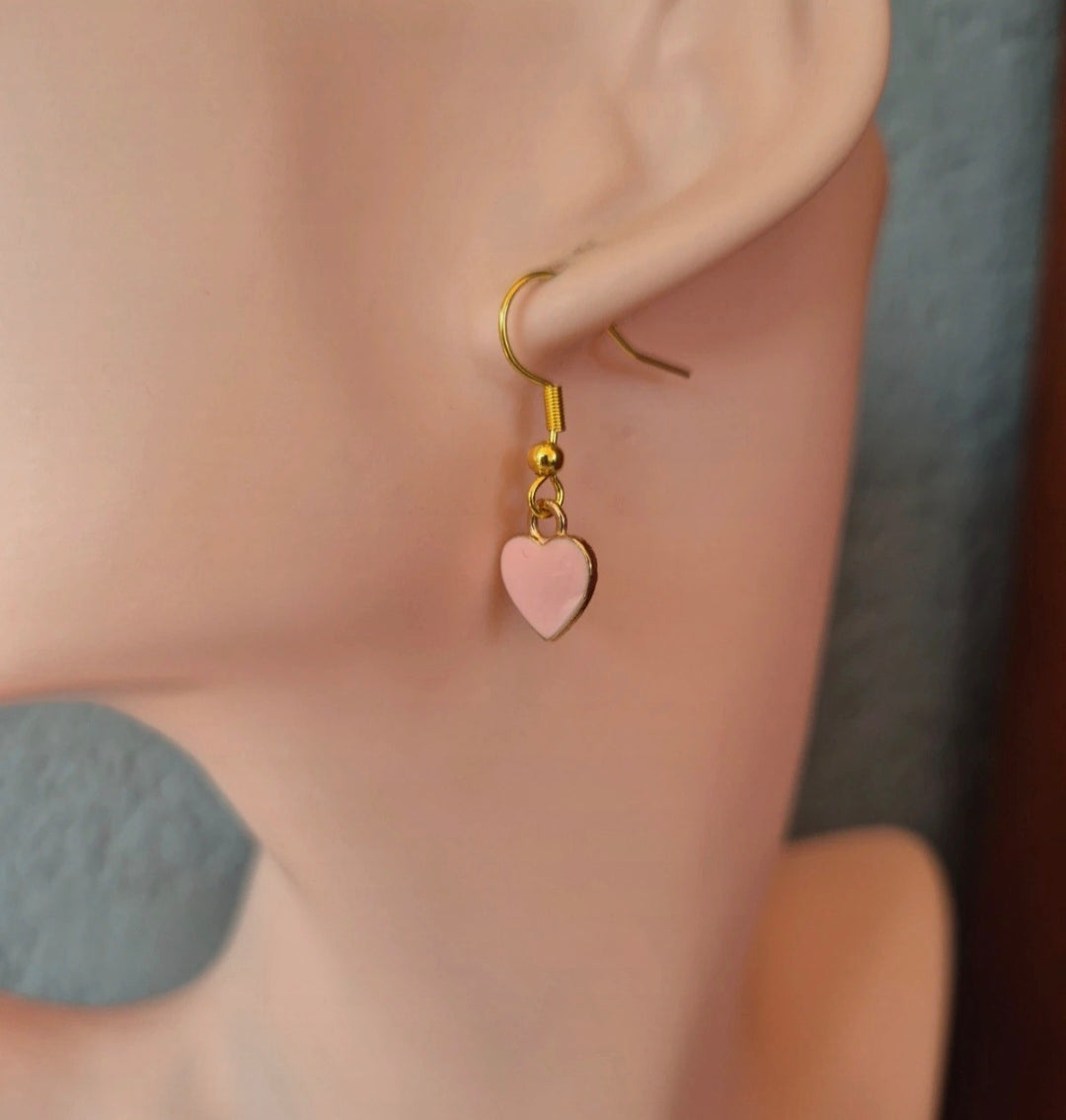 Boucles d’oreilles cœur en métal rose et doré 💖✨ #Bijoux #Mode #Accessoires