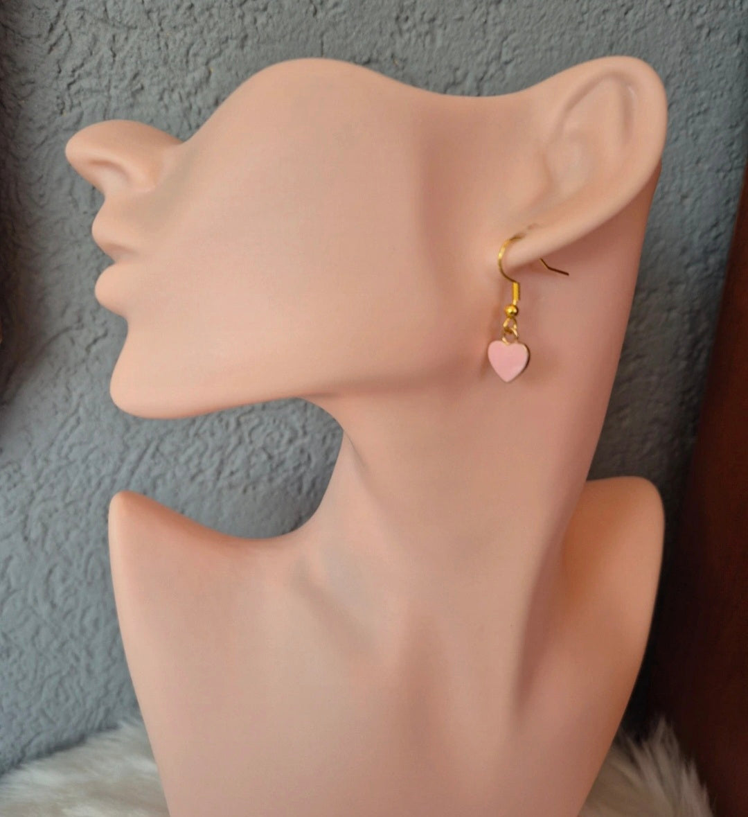 Boucles d’oreilles cœur en métal rose et doré 💖✨ #Bijoux #Mode #Accessoires
