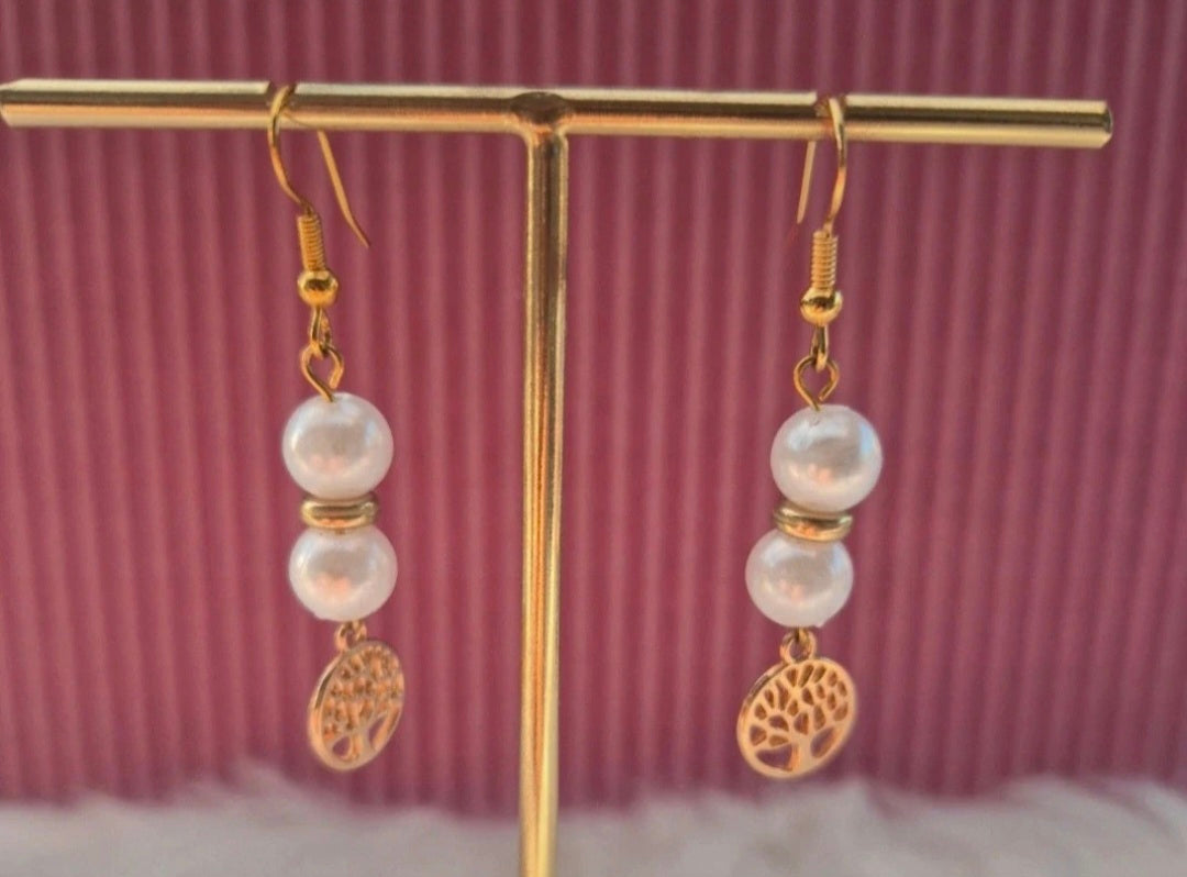 Boucles d’oreilles blanches et arbre de vie doré 🤍✨ #Bijoux #ArbreDeVie #Accessoires