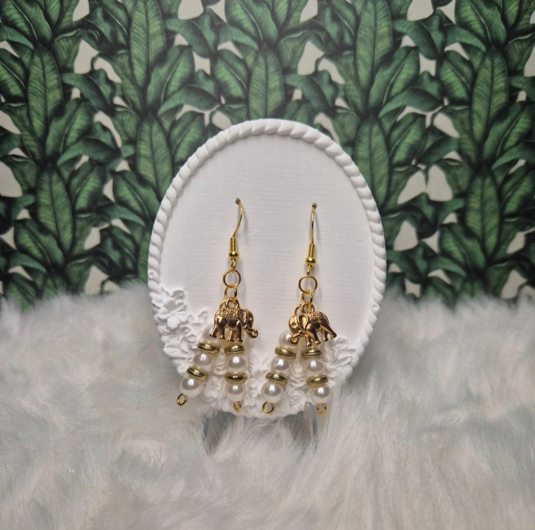 Boucles d'oreilles Perles nacrées écru et perles dorées- breloques éléphants 🦻✨🐘 #Bijoux #Bouclesdoreilles #Perles #Éléphants