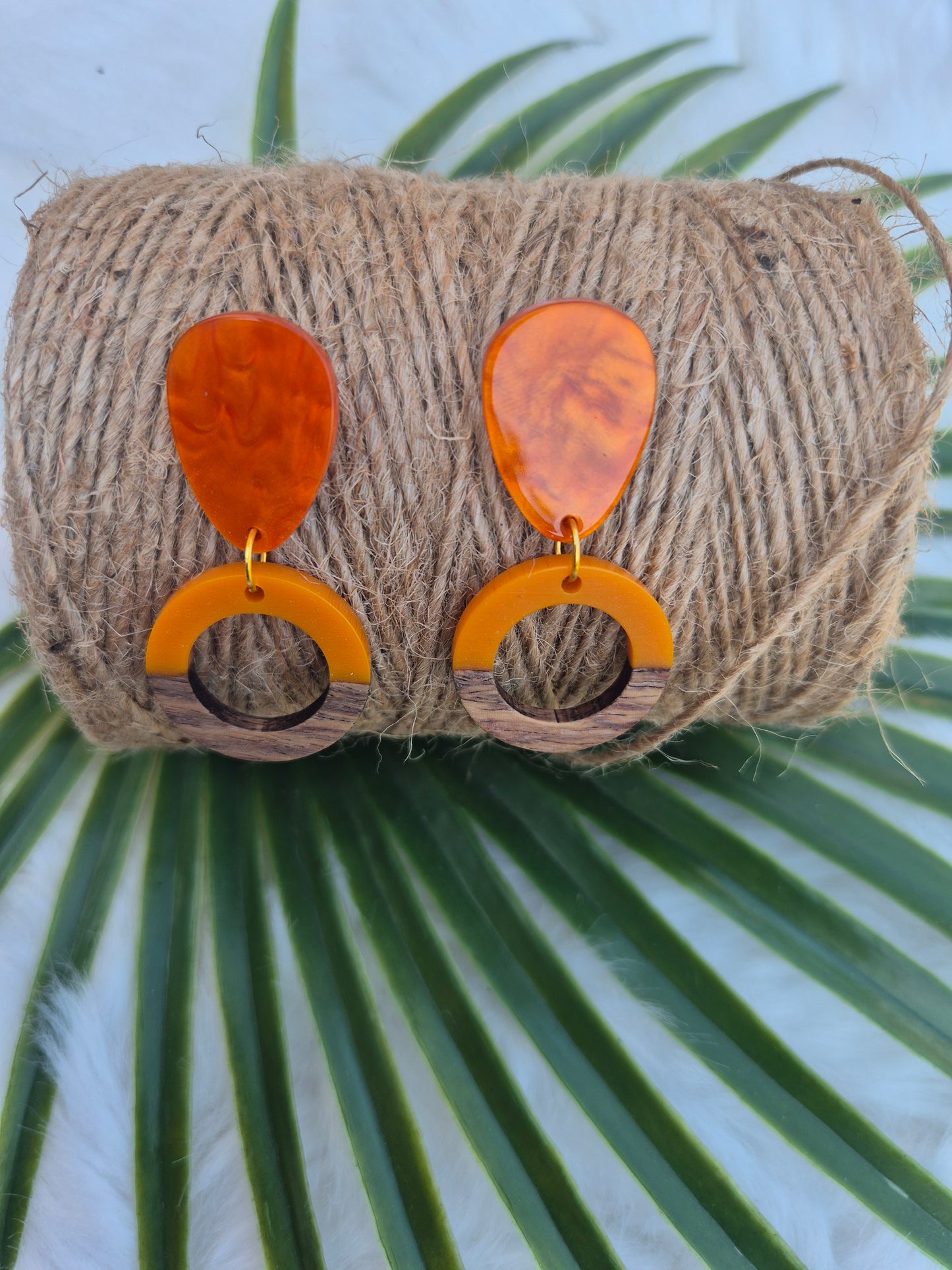 Boucles d’oreilles en résine et bois, orange et marron 🧡🤎 #Bijoux #Créations #Accessoires
