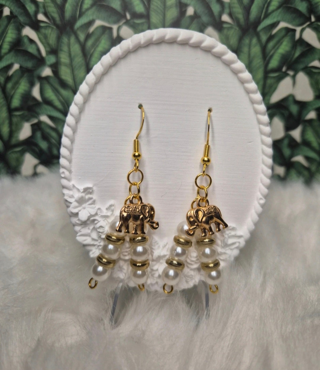 Boucles d'oreilles Perles nacrées écru et perles dorées- breloques éléphants 🦻✨🐘 #Bijoux #Bouclesdoreilles #Perles #Éléphants