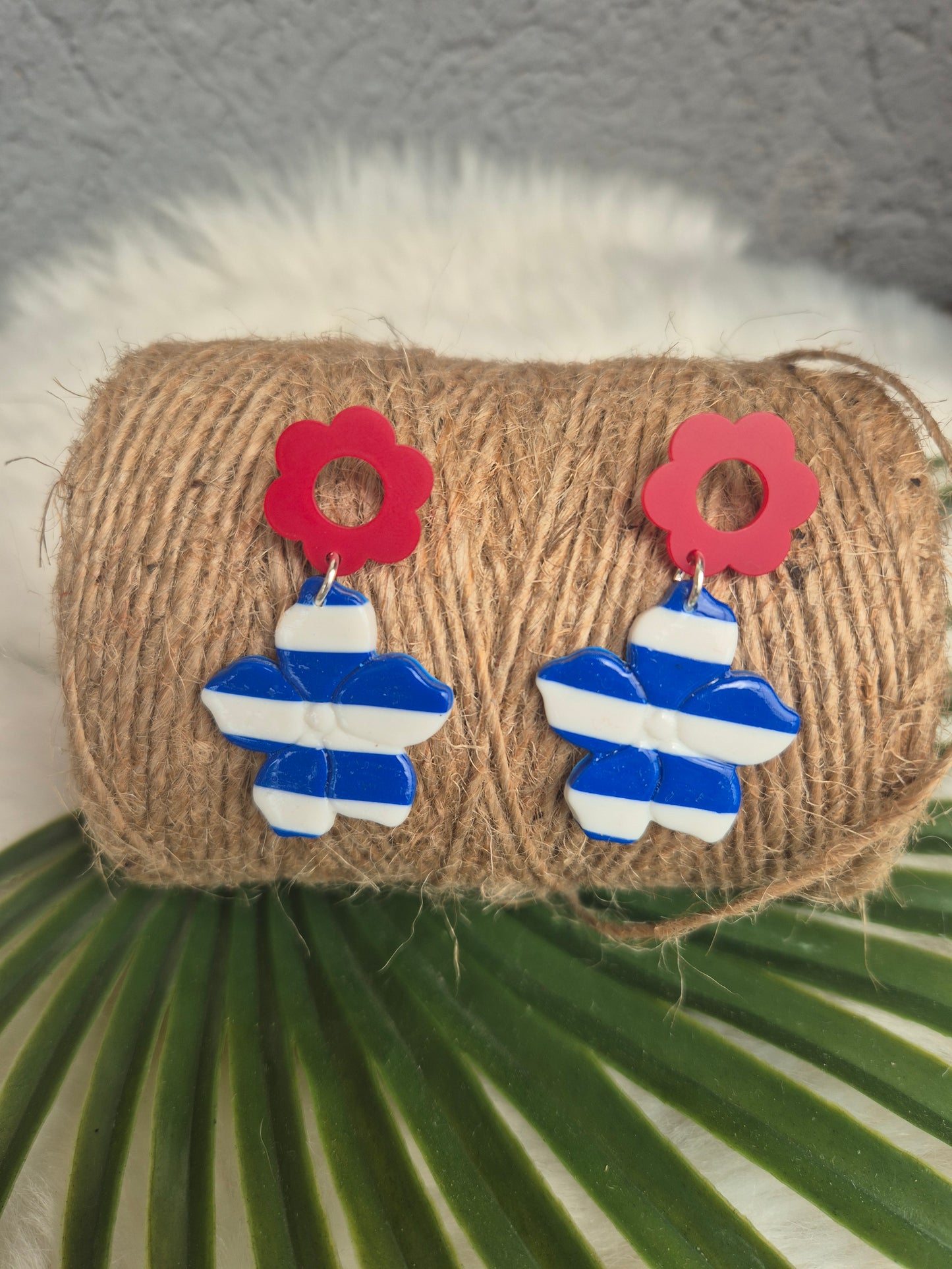 Boucles d’oreilles en pâte polymère fleur bleu, blanc et rouge 🇫🇷🌸✨ #Bijoux #Créations #Fleurs