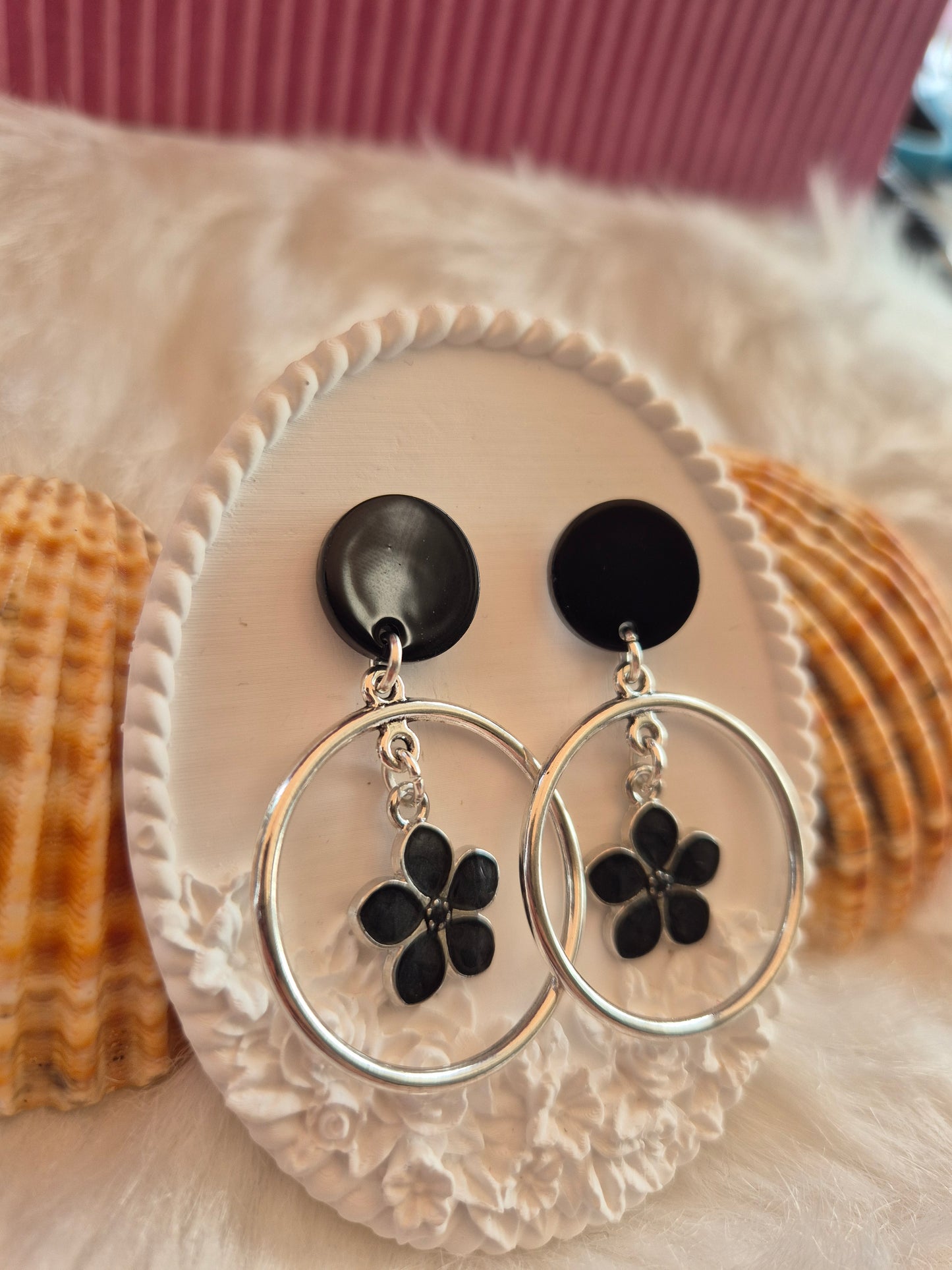 Boucles d'oreilles fleurs noires 🖤 #Bijoux #Fleurs #Mode #Style #Accessoires