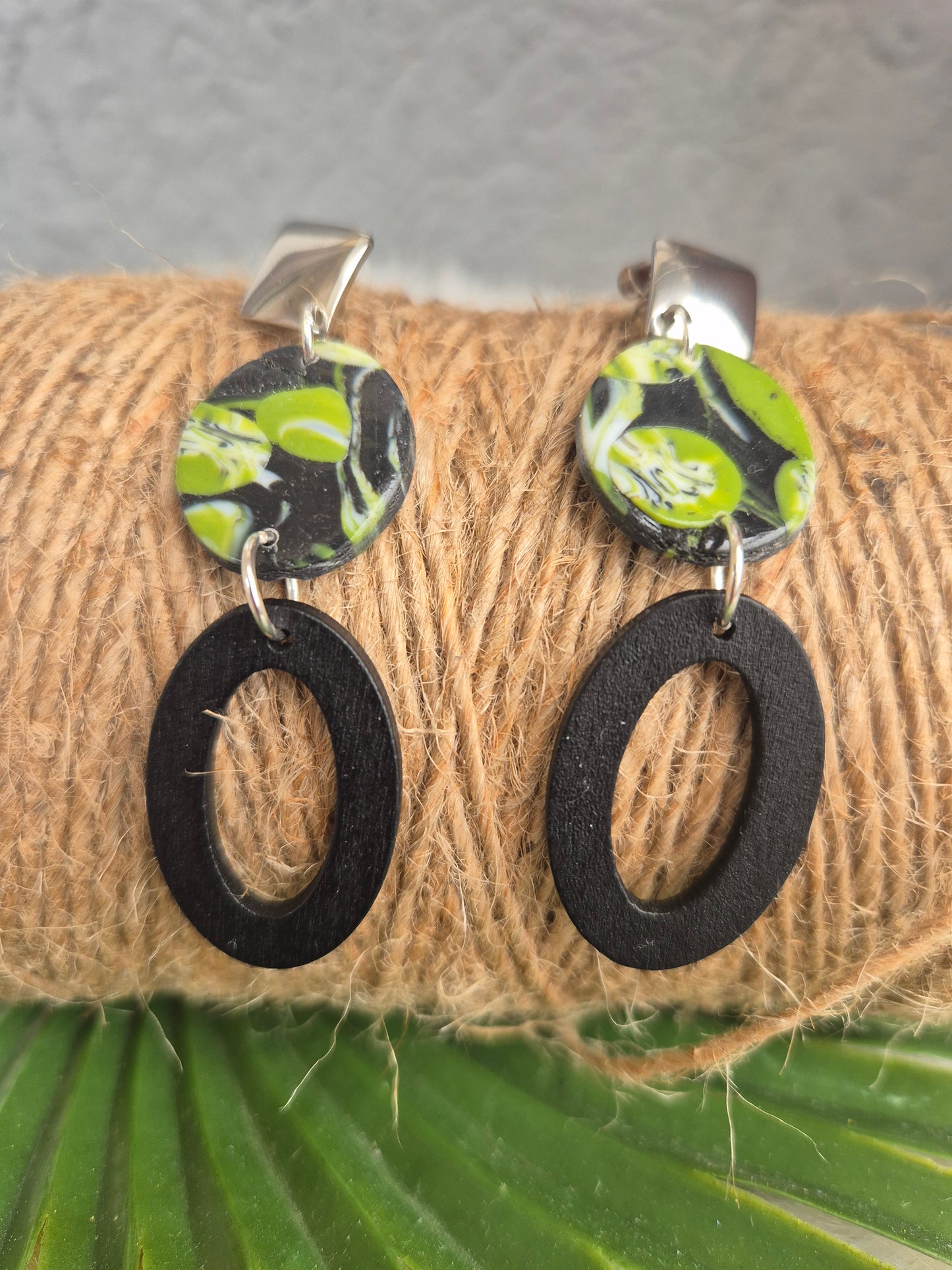 Boucles d’oreilles en pâte polymère et bois, vert et noir 💚🖤 #Bijoux #Créations #Mode