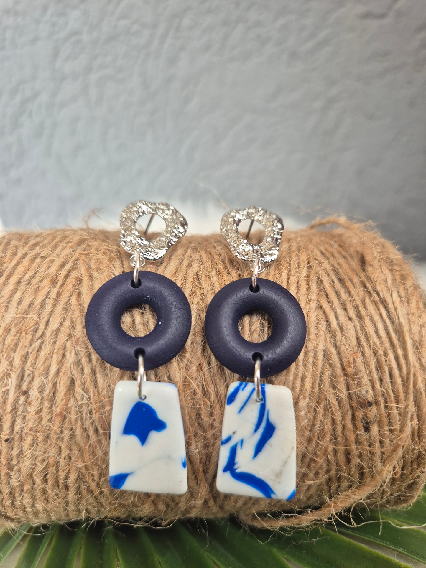 Boucles d’oreilles en pâte polymère bleu et blanc et bois bleu marine 💙🤍🪵 #Bijoux #Création #Artisanat