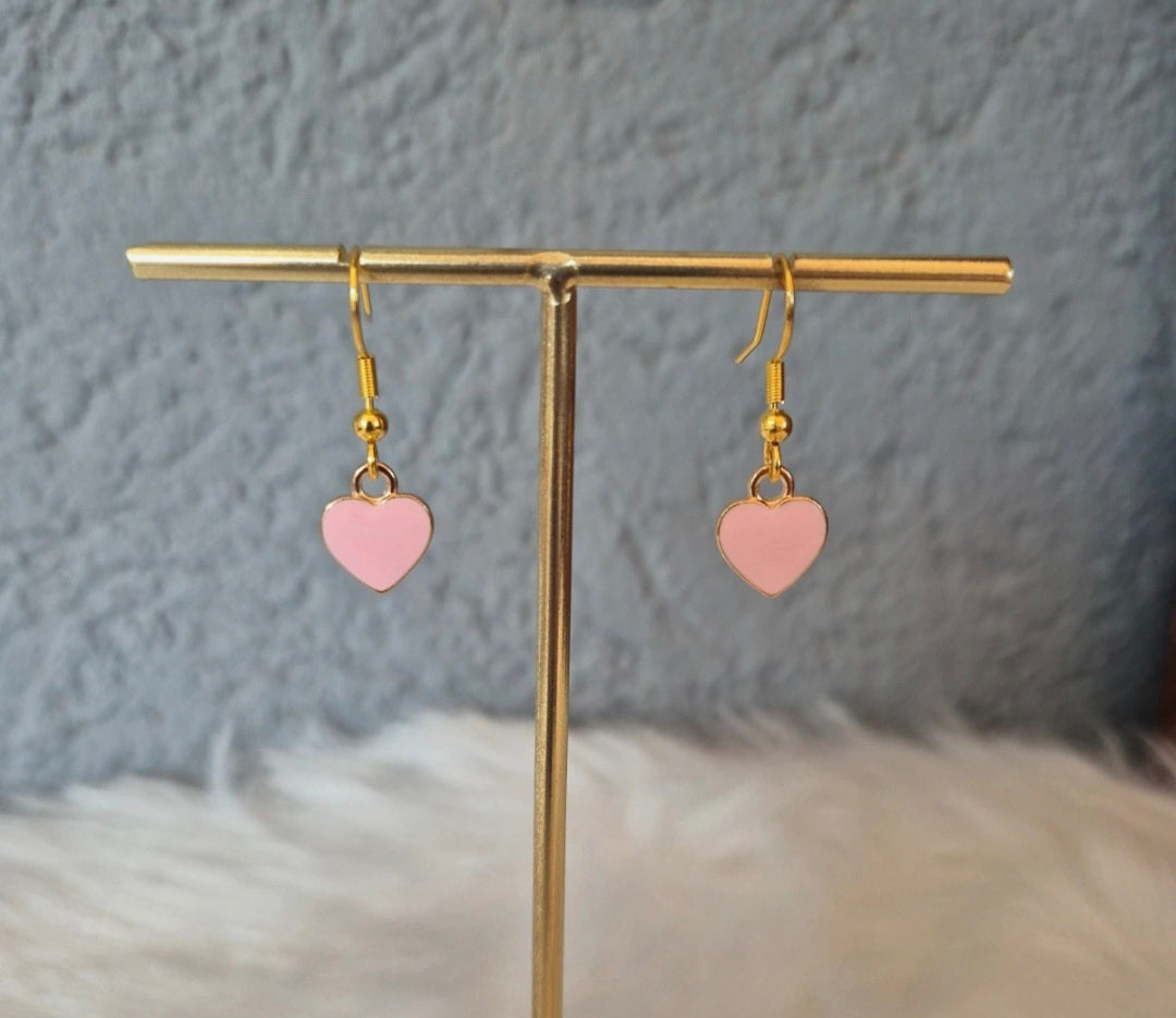 Boucles d’oreilles cœur en métal rose et doré 💖✨ #Bijoux #Mode #Accessoires