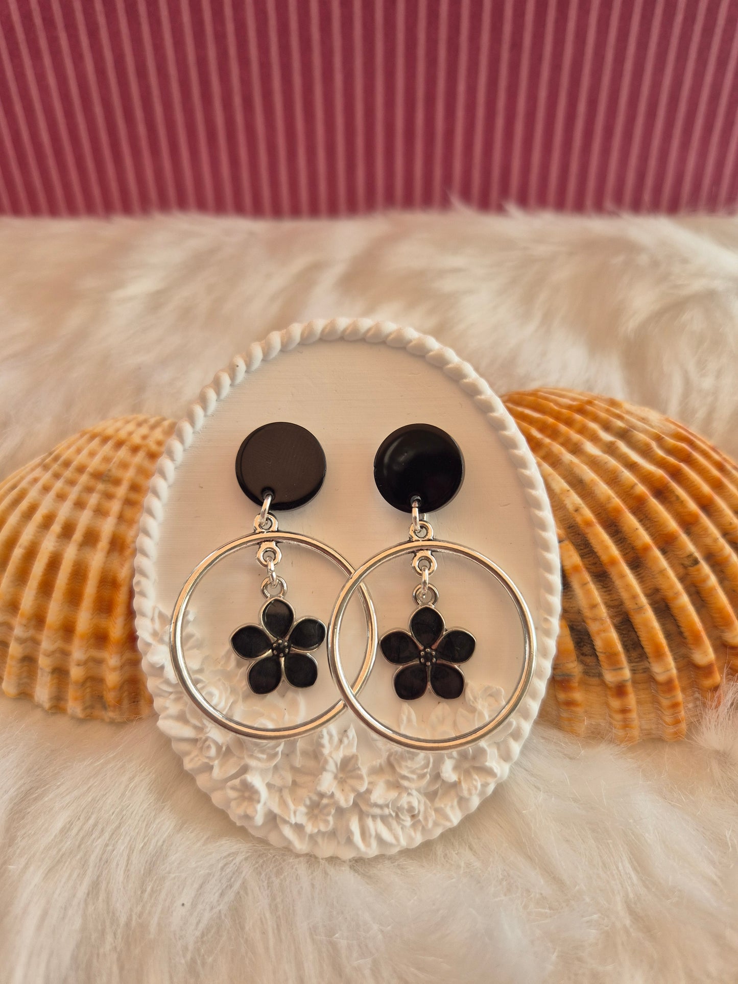 Boucles d'oreilles fleurs noires 🖤 #Bijoux #Fleurs #Mode #Style #Accessoires