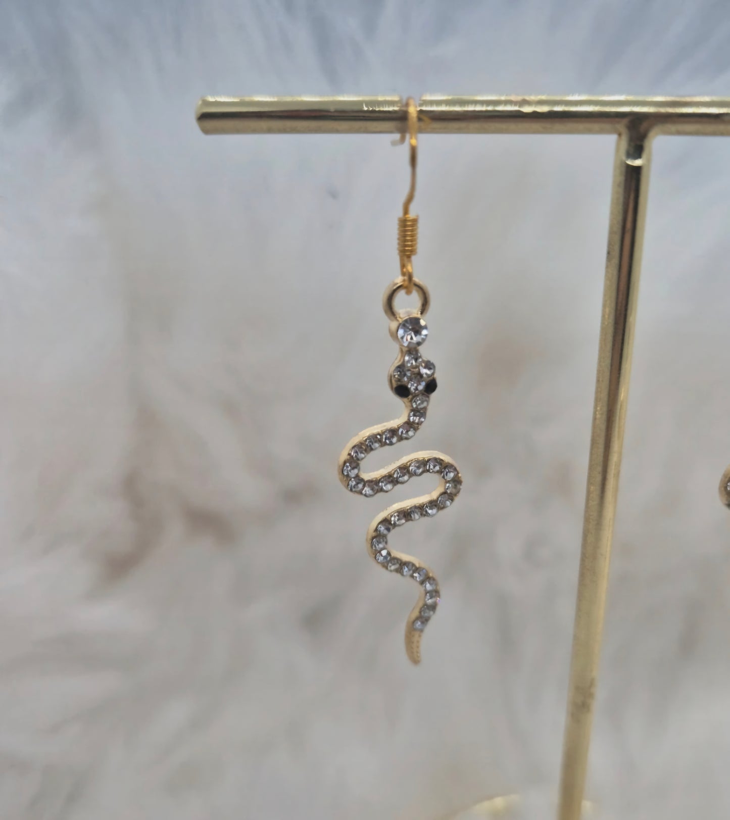 Boucles d’oreilles serpent en métal doré et strass 🐍✨ #Bijoux #Serpent #Strass #Mode