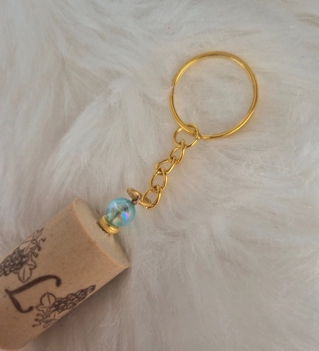 Porte clé bouchon, perles bleu et doré ✨💙💛 #Création #Bijoux #Couleurs