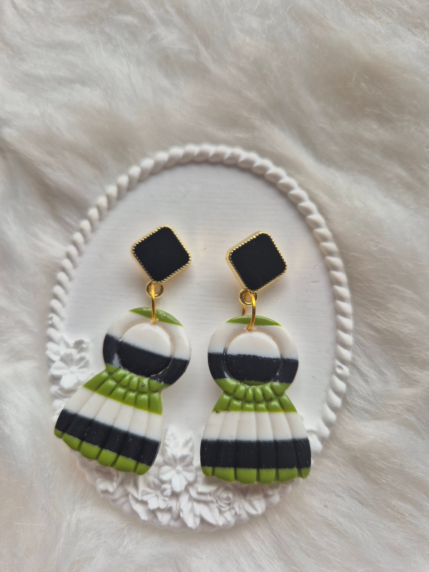 Boucles d’oreilles en pâte polymère vert et noir, blanc🤍💚🖤 #Bijoux #Création #Artisanal