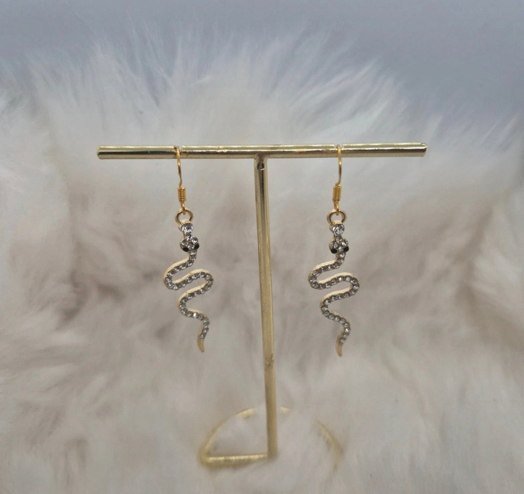 Boucles d’oreilles serpent en métal doré et strass 🐍✨ #Bijoux #Serpent #Strass #Mode