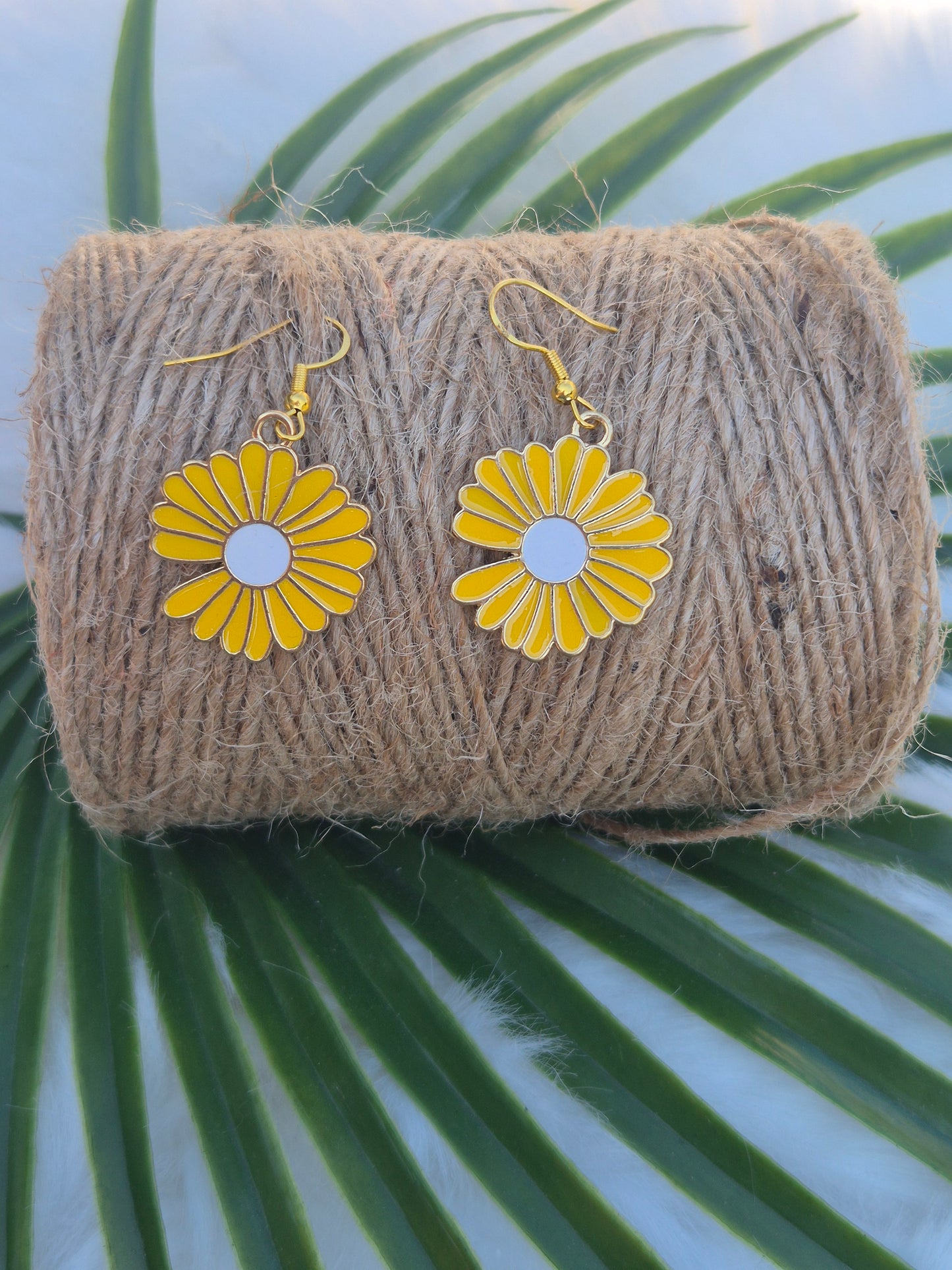 Boucles d’oreilles marguerite en métal jaune et blanc 🌼✨ #Bijoux #Fleurs #Mode
