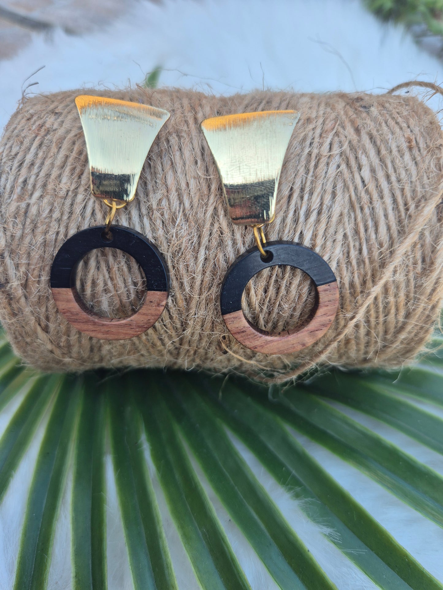 Boucles d’oreilles en résine et bois, noir et marron 🖤🤎 #Bijoux #Créations #Bois #Résine