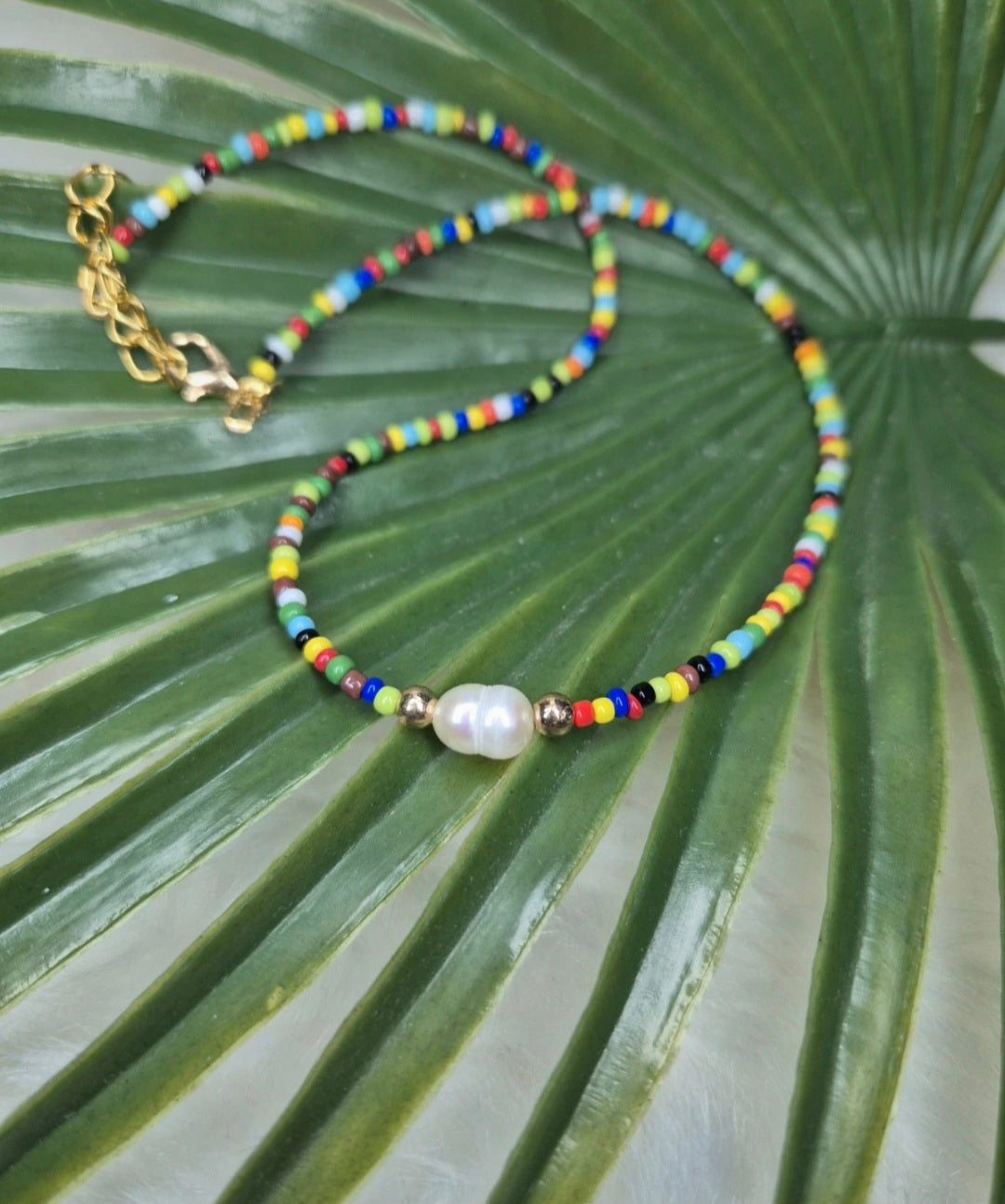 Collier ras de cou en perles rocailles multicolores et perle nacrée blanche 🤩✨ #Bijoux #Collier #Perles