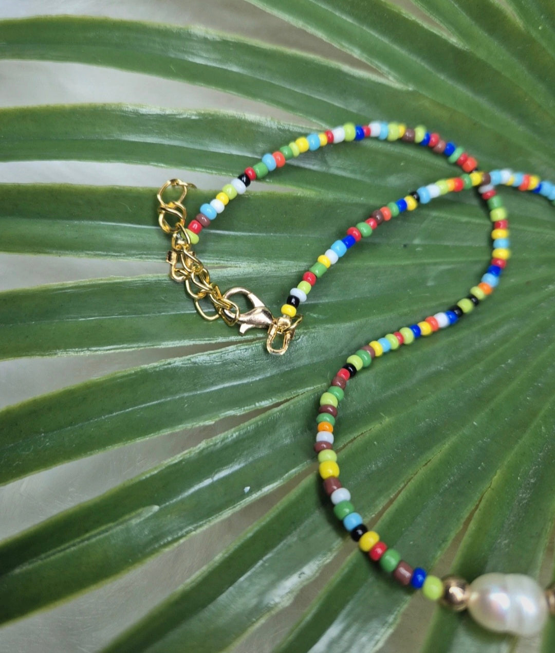 Collier ras de cou en perles rocailles multicolores et perle nacrée blanche 🤩✨ #Bijoux #Collier #Perles