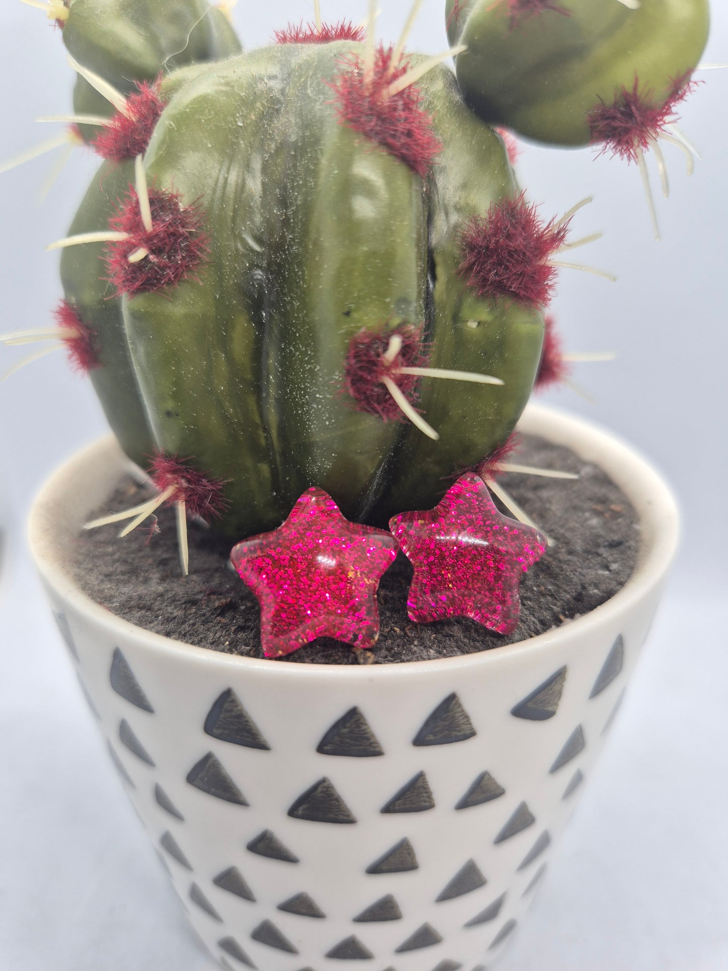 Boucles d'oreilles étoiles fushia en résine