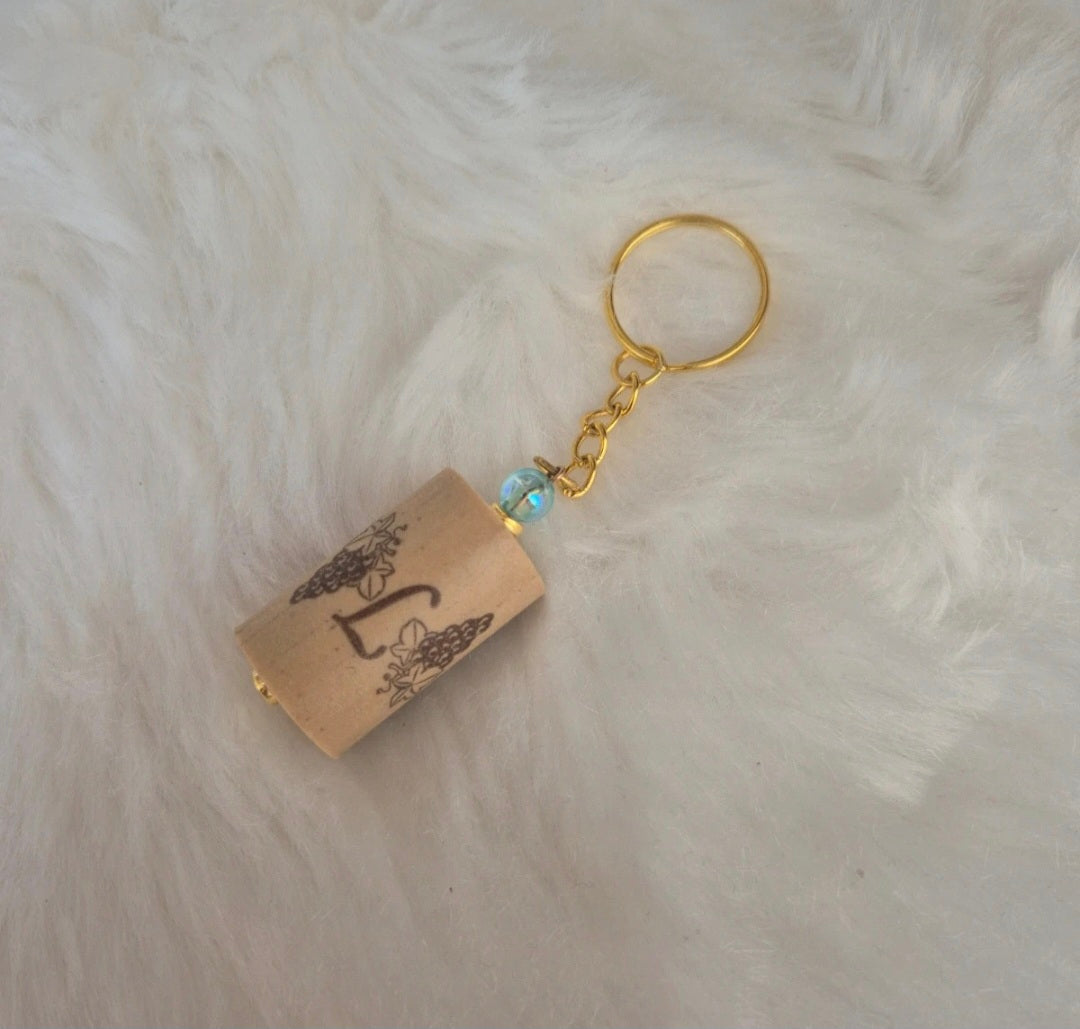 Porte clé bouchon, perles bleu et doré ✨💙💛 #Création #Bijoux #Couleurs