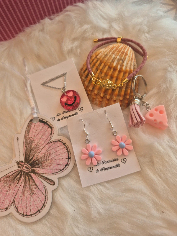 Lot de 5 articles thème rose : Boucles d'oreilles, collier, bracelet, marque page, porte clé (Copie)
