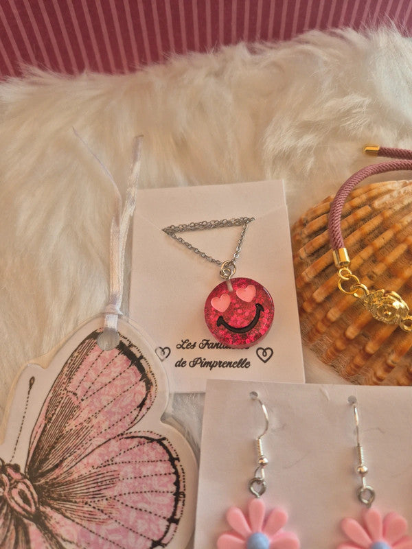 Lot de 5 articles thème rose : Boucles d'oreilles, collier, bracelet, marque page, porte clé (Copie)
