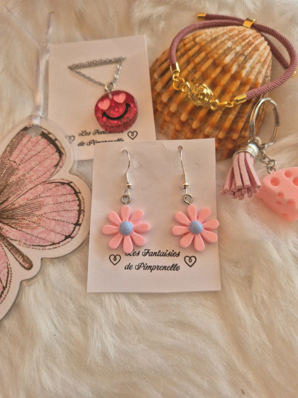 Lot de 5 articles thème rose : Boucles d'oreilles, collier, bracelet, marque page, porte clé (Copie)