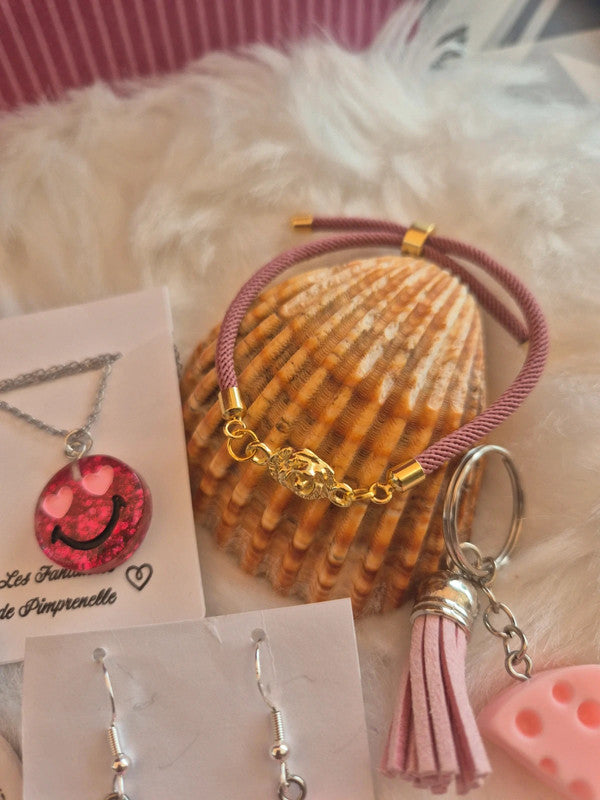 Lot de 5 articles thème rose : Boucles d'oreilles, collier, bracelet, marque page, porte clé (Copie)