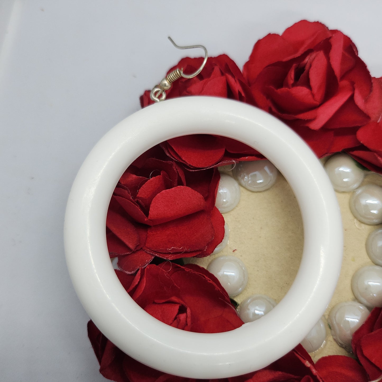 Boucles d’oreilles créoles blanches