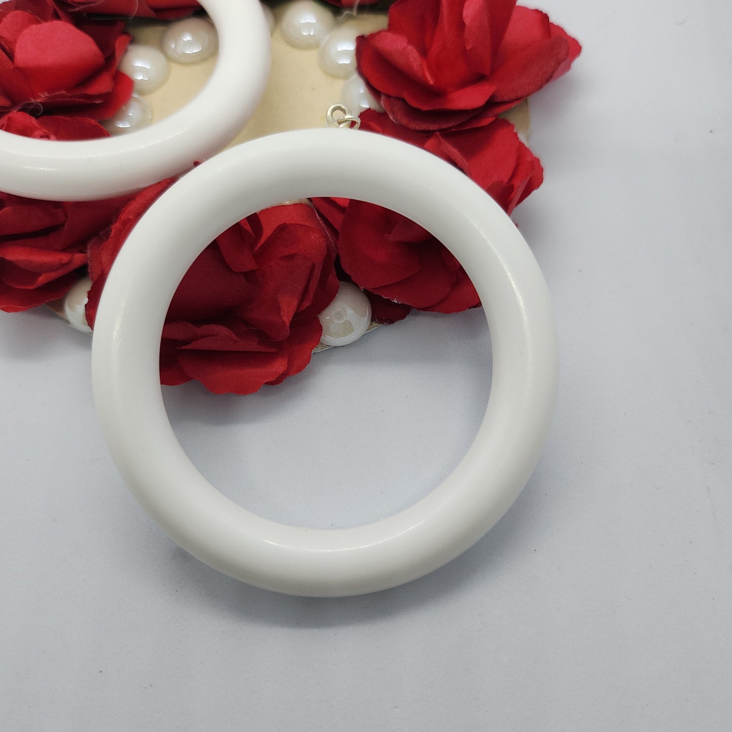 Boucles d’oreilles créoles blanches