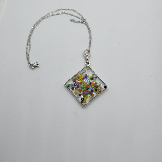 Collier résine perles multicolore