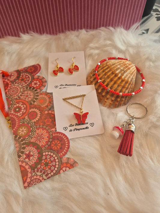 Lot de 5 articles thème rouge : Boucles d'oreilles, collier, bracelet, marque page, porte clé