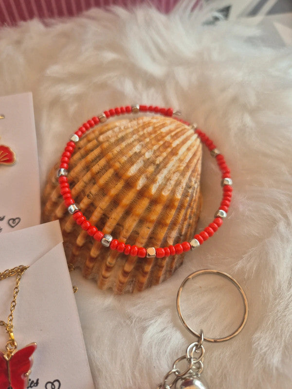 Lot de 5 articles thème rouge : Boucles d'oreilles, collier, bracelet, marque page, porte clé