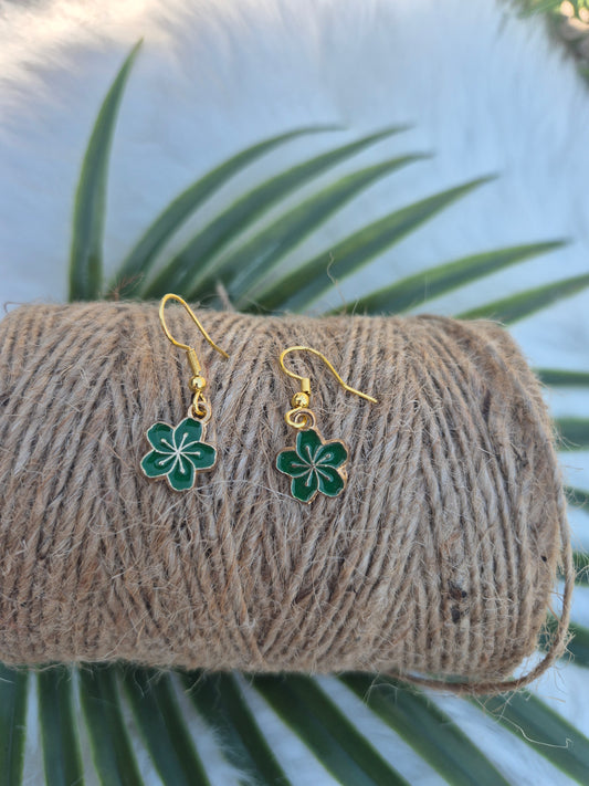 Boucles d’oreilles fleurs vert et doré 🌸🌺 #Bijoux #Fleurs #Mode