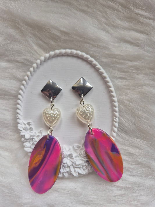 Boucles d'oreilles pate polymère multicolore, perles cœurs nacrées blanches 💖✨ #Bijoux #Créations #Coeurs #Perles
