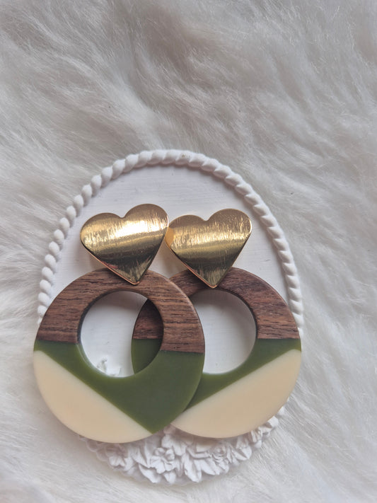 Boucles d'oreilles en résine kaki et beige et bois marron 🤩 #Boucles #Résine #Bois #Bijoux