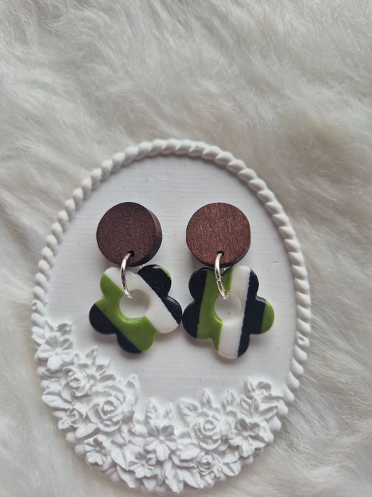 Boucles d’oreilles fleurs en pâte polymère vertes, blanches et noires 💚🤍🖤 #Bijoux #Création #Bouclesdoreilles