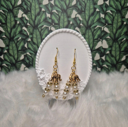 Boucles d'oreilles Perles nacrées écru et perles dorées- breloques éléphants 🦻✨🐘 #Bijoux #Bouclesdoreilles #Perles #Éléphants