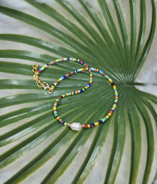 Collier ras de cou en perles rocailles multicolores et perle nacrée blanche 🤩✨ #Bijoux #Collier #Perles