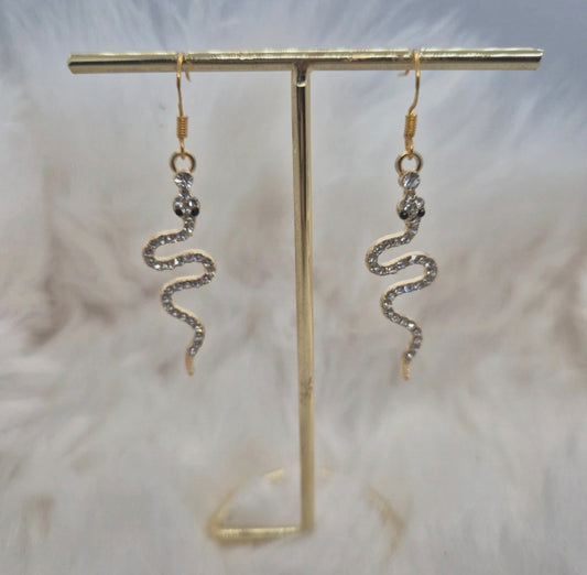 Boucles d’oreilles serpent en métal doré et strass 🐍✨ #Bijoux #Serpent #Strass #Mode